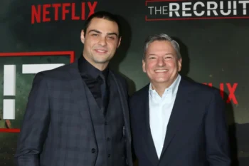 Noah Centineo společně s dalším mužem pózuje na fotku.