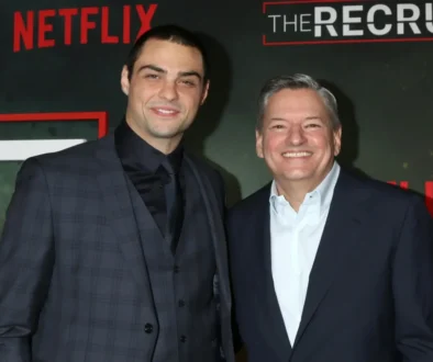 Noah Centineo společně s dalším mužem pózuje na fotku.