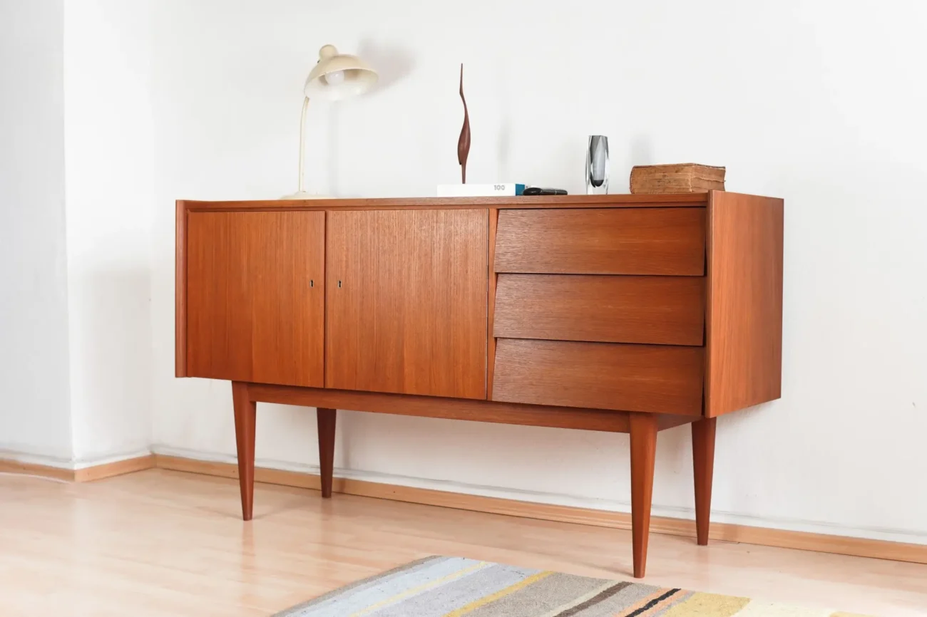 Shutterstock_2161502047 | TVGURU.cz retro komoda s retro lampou