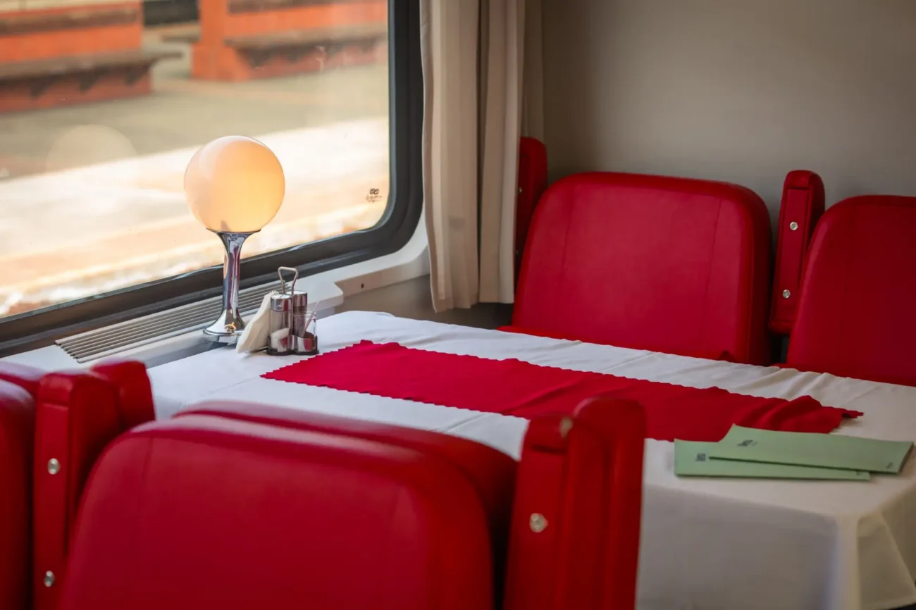 Shutterstock_2611996193 | TVGURU.cz retro stolní lampa v retro místnosti