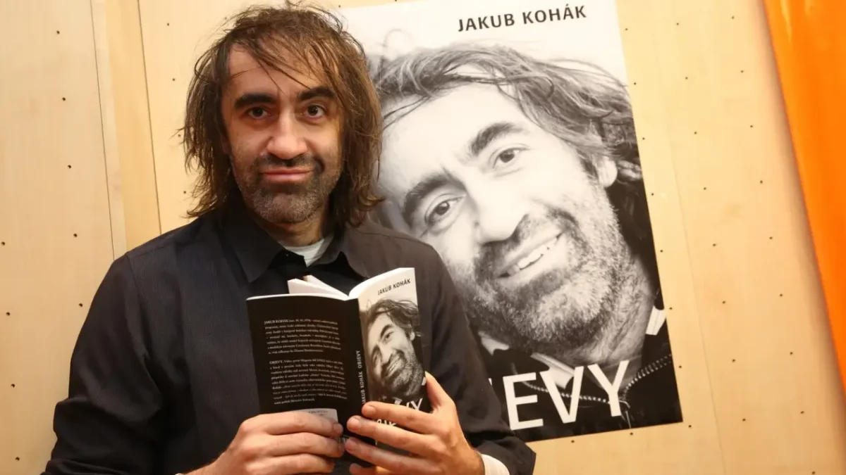 Jakub Kohák s knihou.