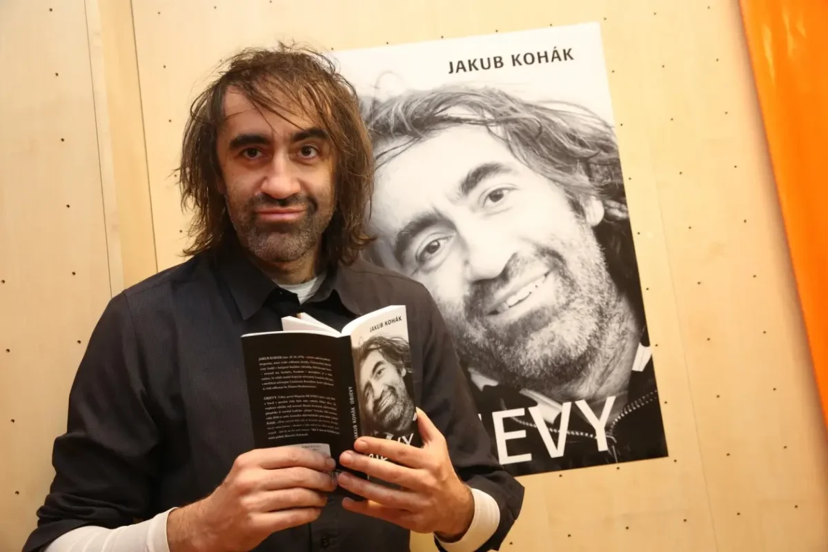 Jakub Kohák s knihou.