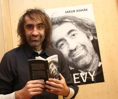 Jakub Kohák s knihou.