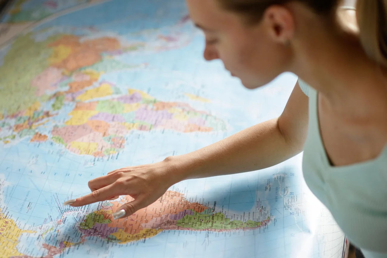 shutterstock_2364188743-min | TVGURU.cz žena hledá na mapě světa