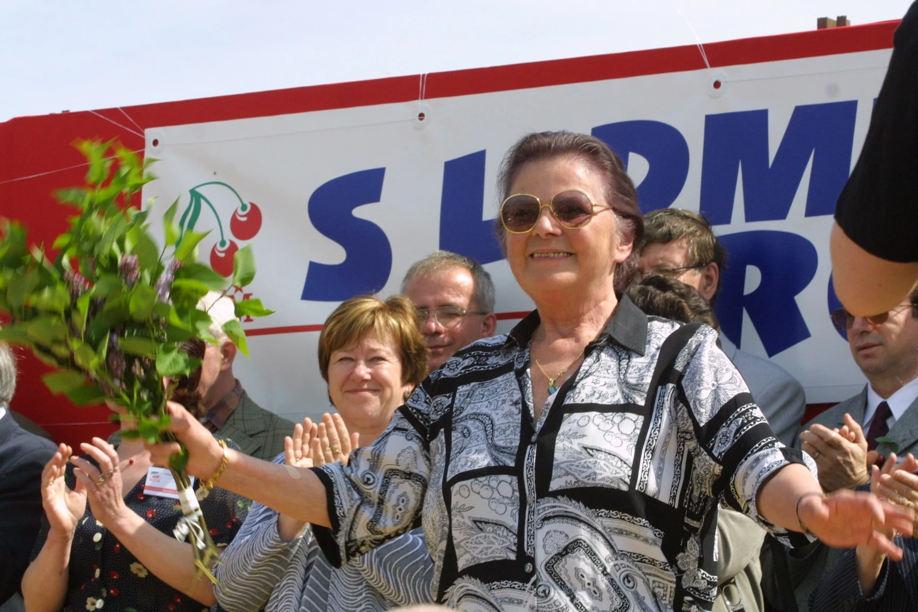 Jiřina Švorcová na komunistické tribuně u příležistoti 1. máje (cca 2002)