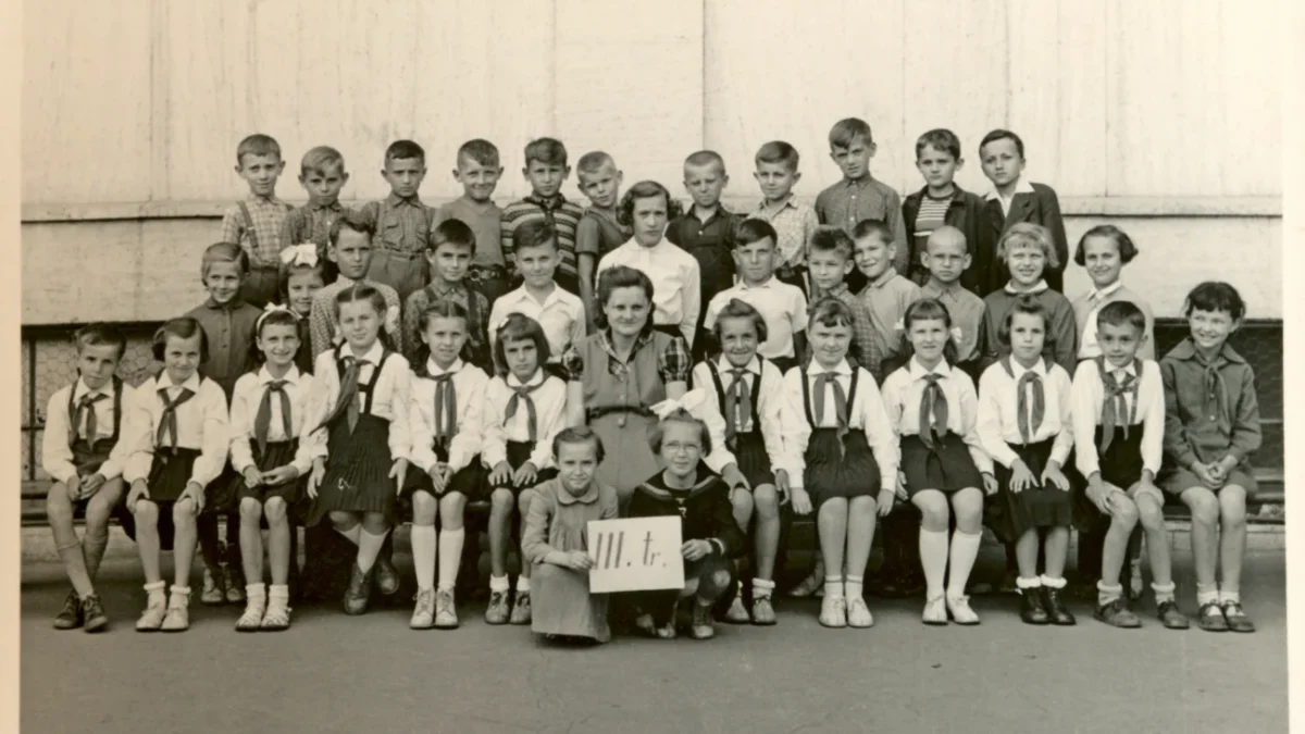 Černobílé foto třídy základní školy v pionýrském úboru (80. léta)