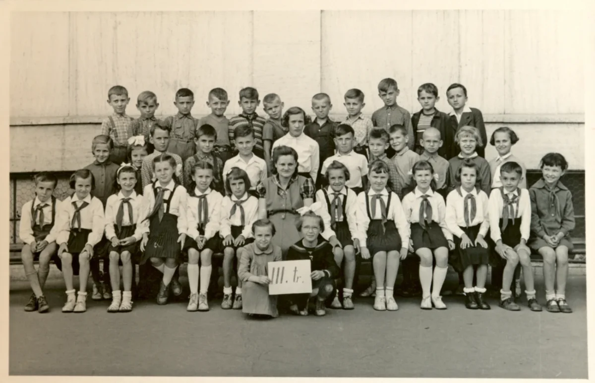 Černobílé foto třídy základní školy v pionýrském úboru (80. léta)