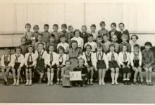 Černobílé foto třídy základní školy v pionýrském úboru (80. léta)
