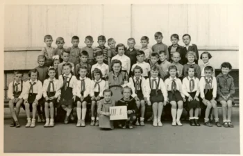 Černobílé foto třídy základní školy v pionýrském úboru (80. léta)