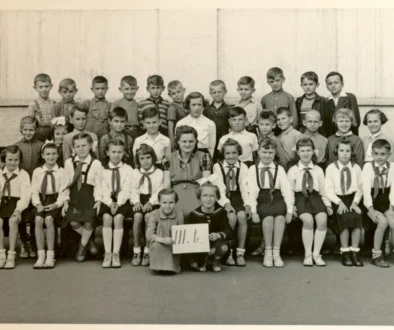 Černobílé foto třídy základní školy v pionýrském úboru (80. léta)