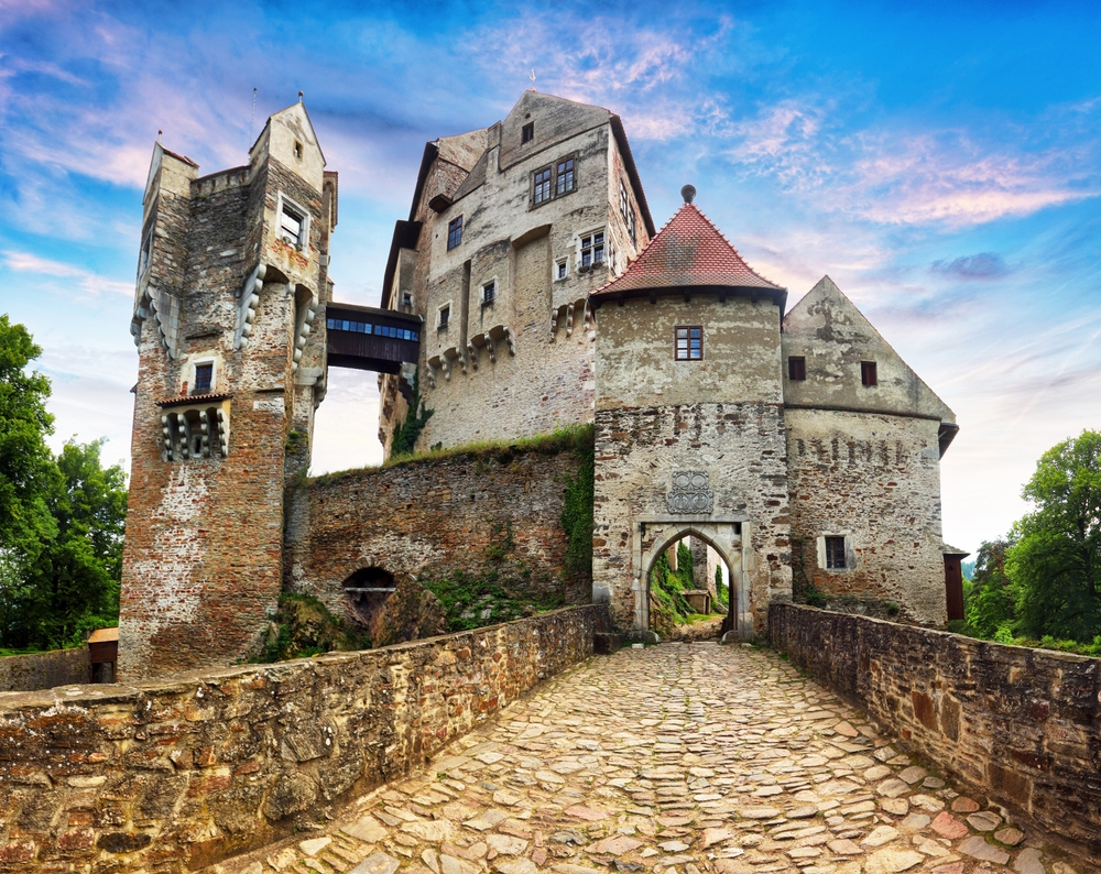 shutterstock_2357412143 | TVGURU.cz Hrad Pernštejn - pohled zdola, jasný den
