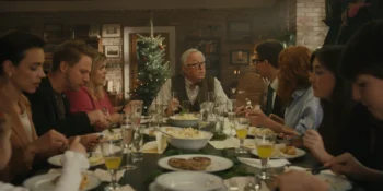 Jiří Lábus s herci sedí kolem stolu.