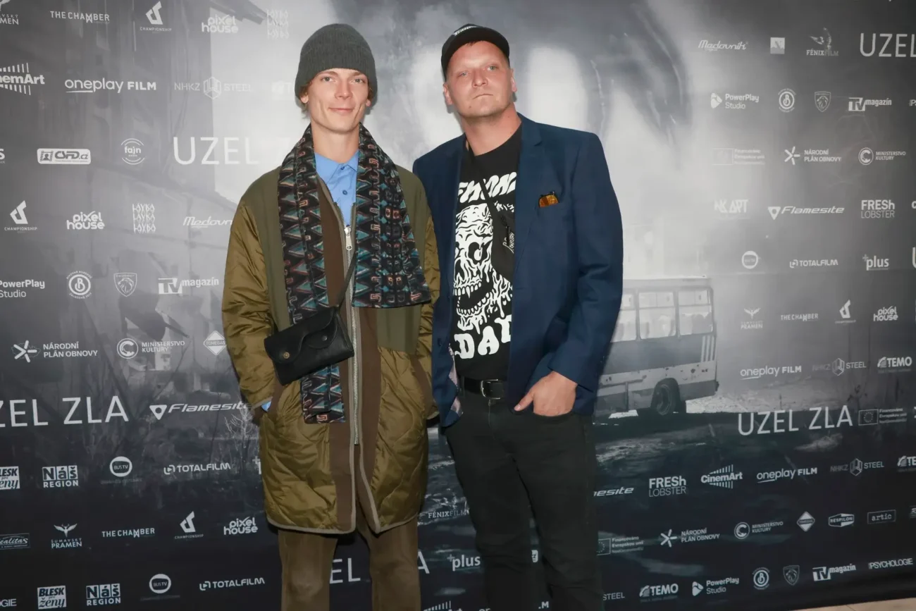 profimedia-1042139413 | TVGURU.cz Petr Uhlík stojí vedle může na premiéře seriálu.