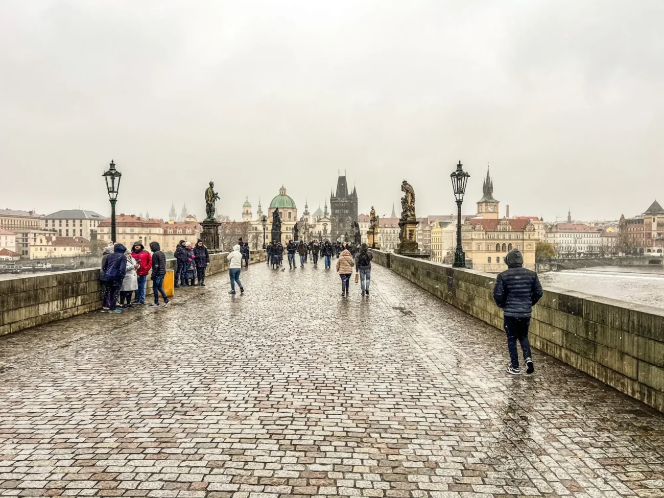prague | TVGURU.cz Karlův most v Praze při vysoké oblačnosti, působí depresivním dojmem