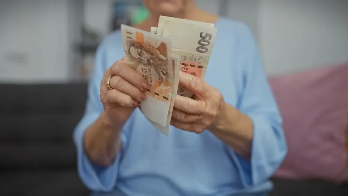 stará žena počítá české bankovky