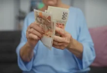 stará žena počítá české bankovky