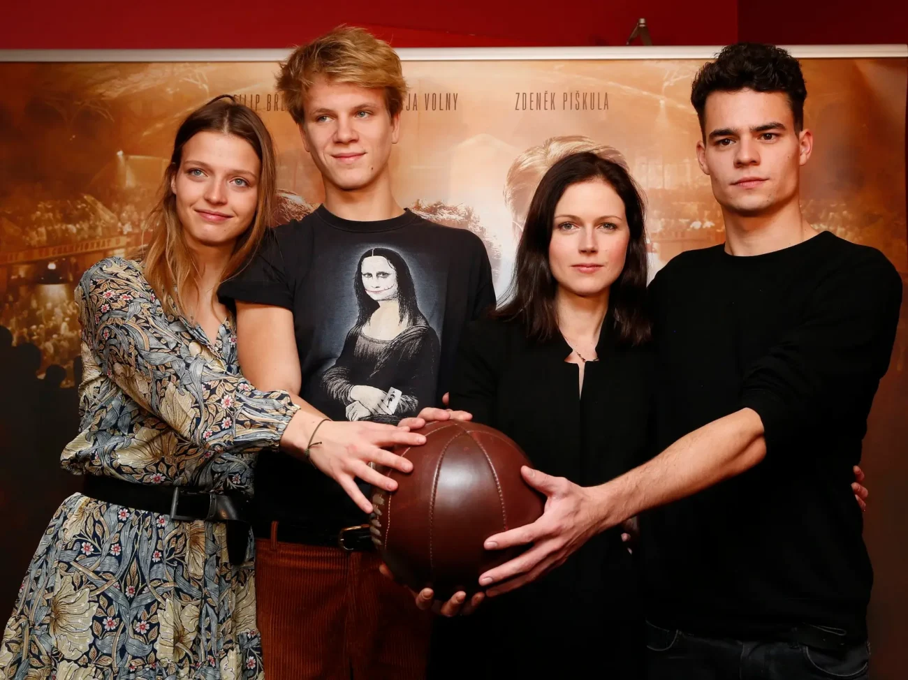 Herci z filmu Zlatý podraz stojí kolem basketbalového míče.