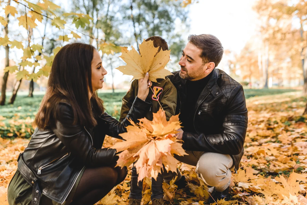 shutterstock_1203586168-2 | TVGURU.cz Muž se ženou jsou sklonění u svého syna.