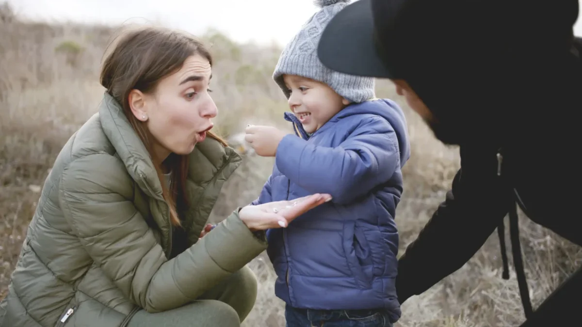 shutterstock_507497524-2 Žena je skloněná u chlapečka.