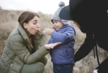 Žena je skloněná u chlapečka.