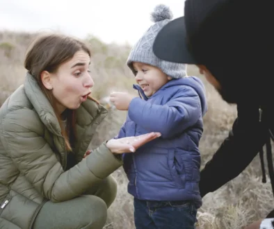shutterstock_507497524-2 Žena je skloněná u chlapečka.