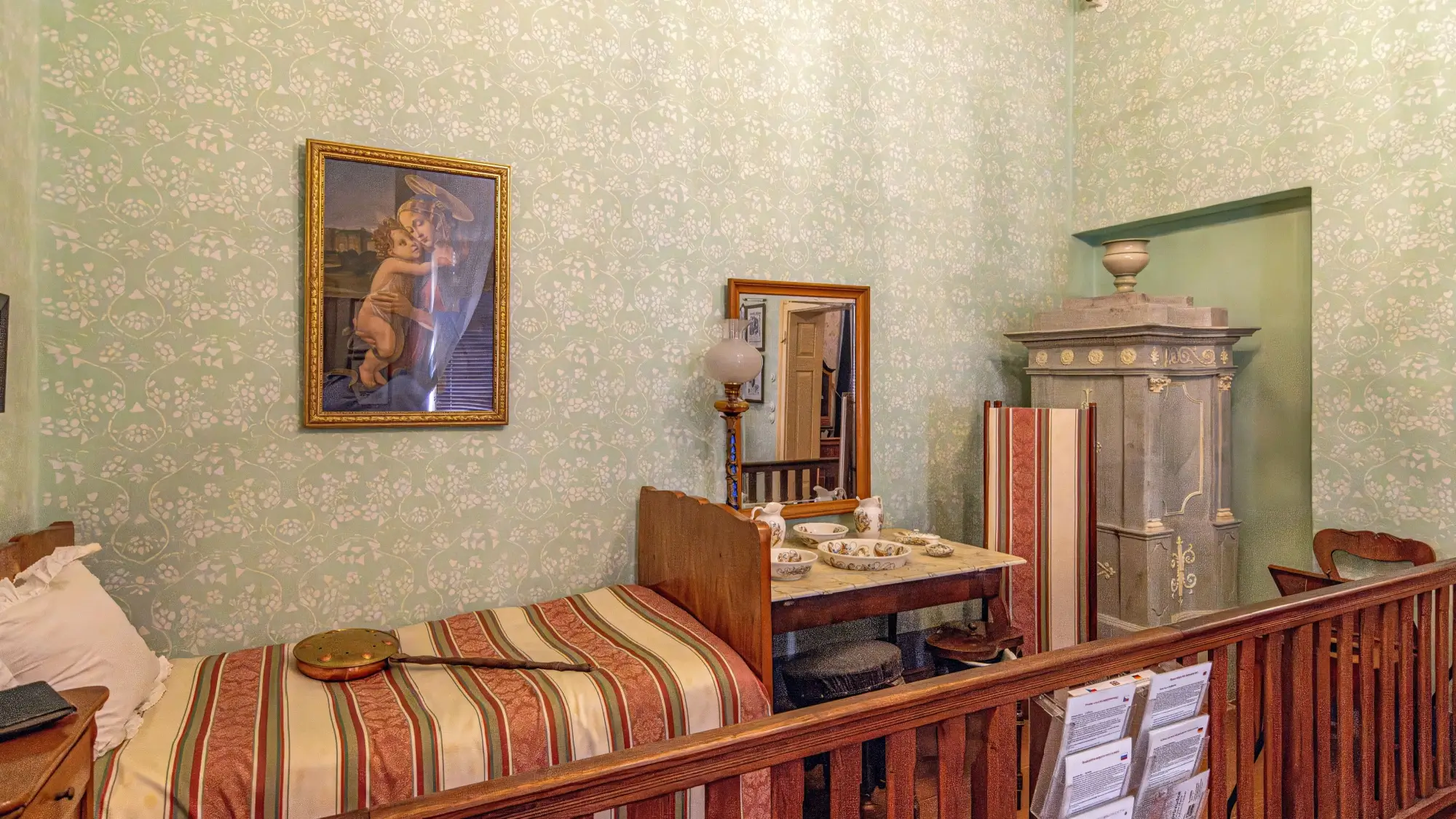 Shutterstock_2646460633 | TVGURU.cz zámecký pokoj