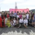 hodně lidí před plátnem ze seriálu Ulice