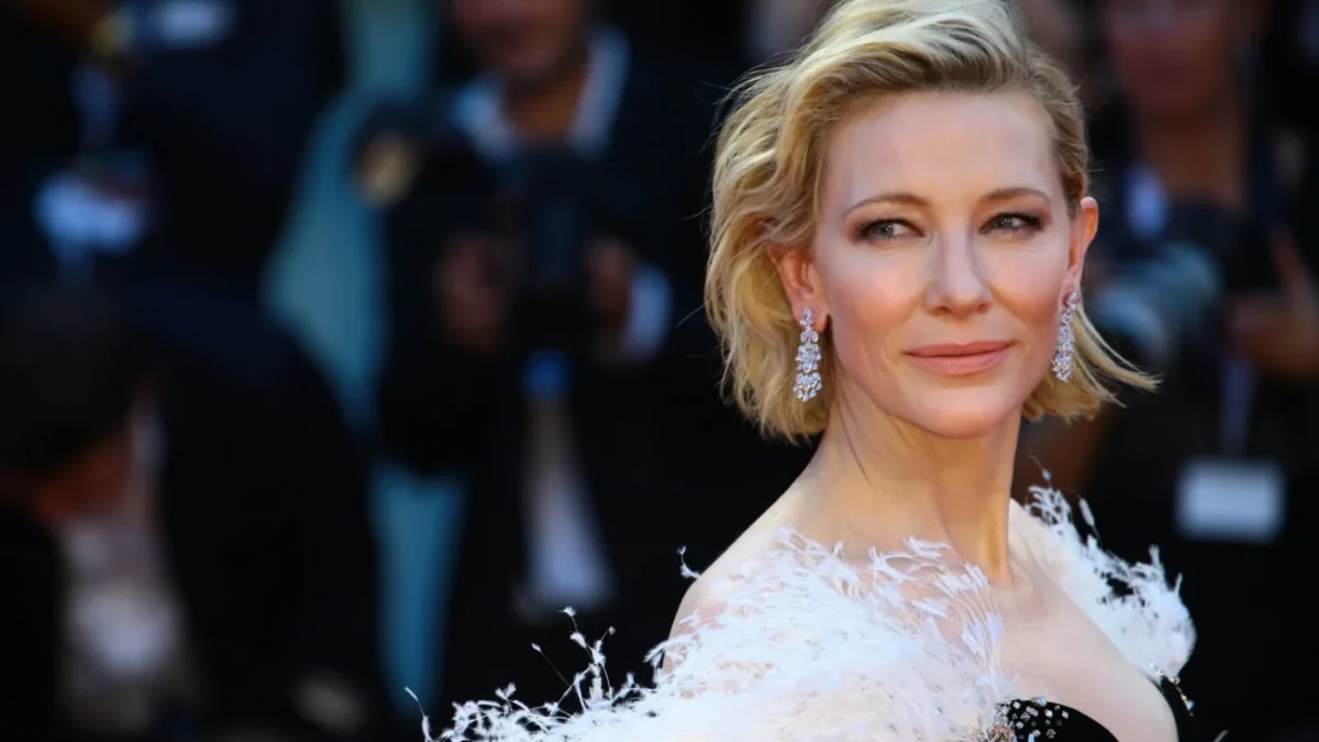 Cate Blanchett na červeném koberci v bílé róbě