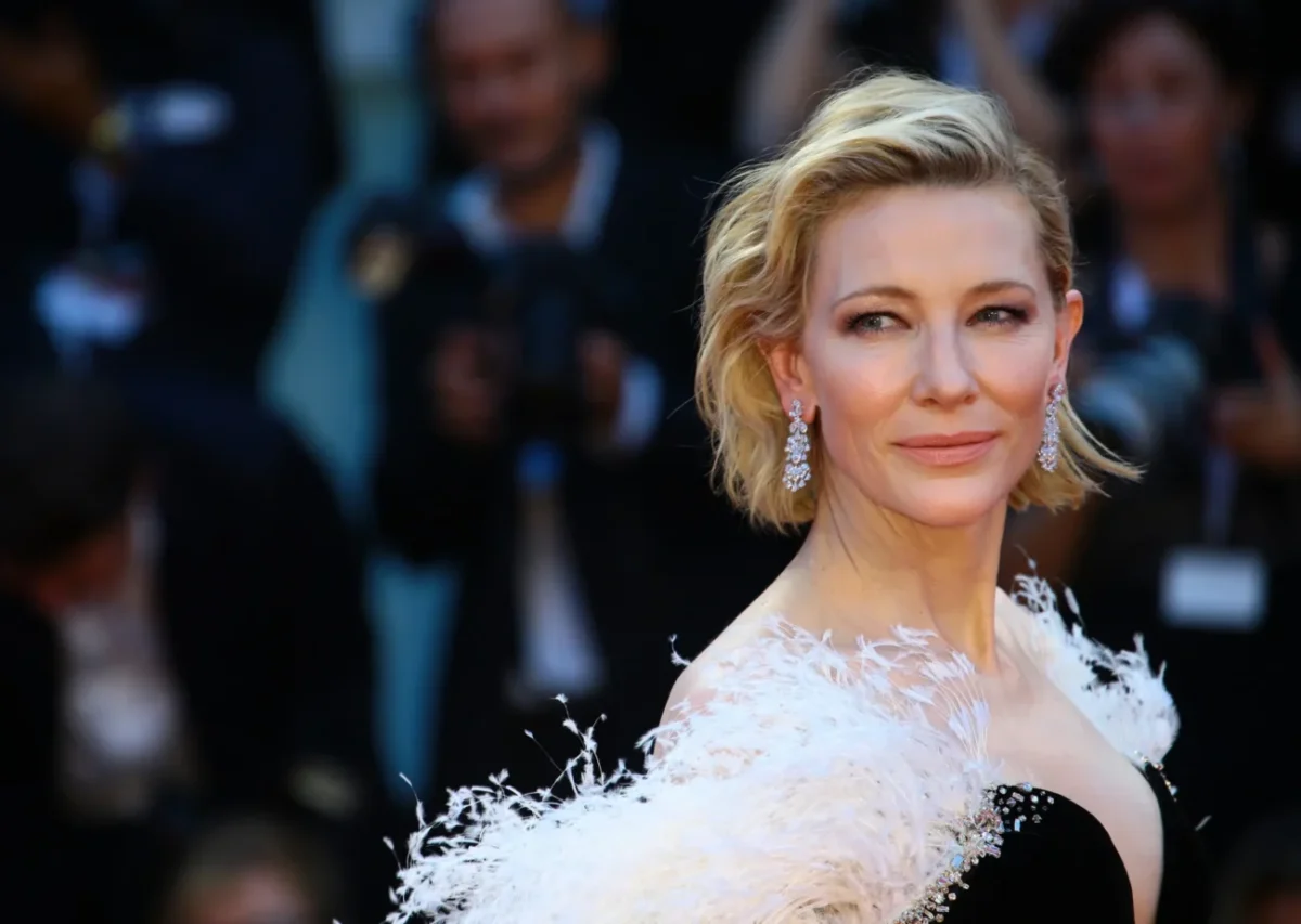 Cate Blanchett na červeném koberci v bílé róbě