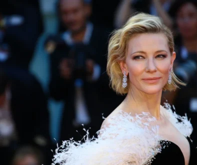 Cate Blanchett na červeném koberci v bílé róbě