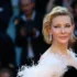 Cate Blanchett na červeném koberci v bílé róbě