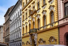 Město.
