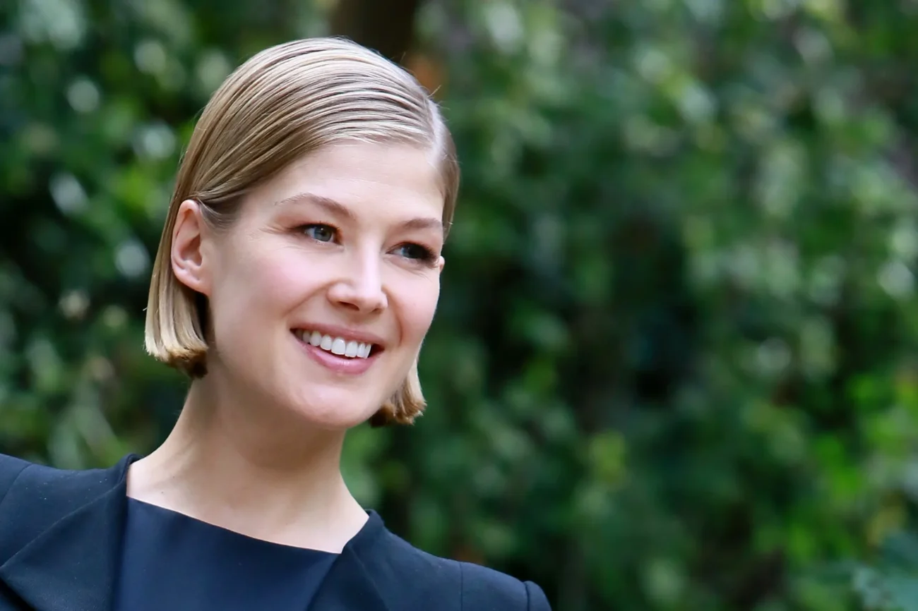 shutterstock_327992585 1 | TVGURU.cz Rosamund Pike,