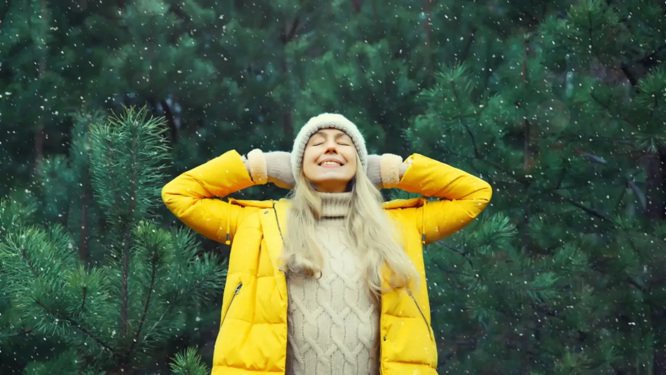 firstsnow | TVGURU.cz mladá čena v zimním oblečení si užívá první vločky sněhu