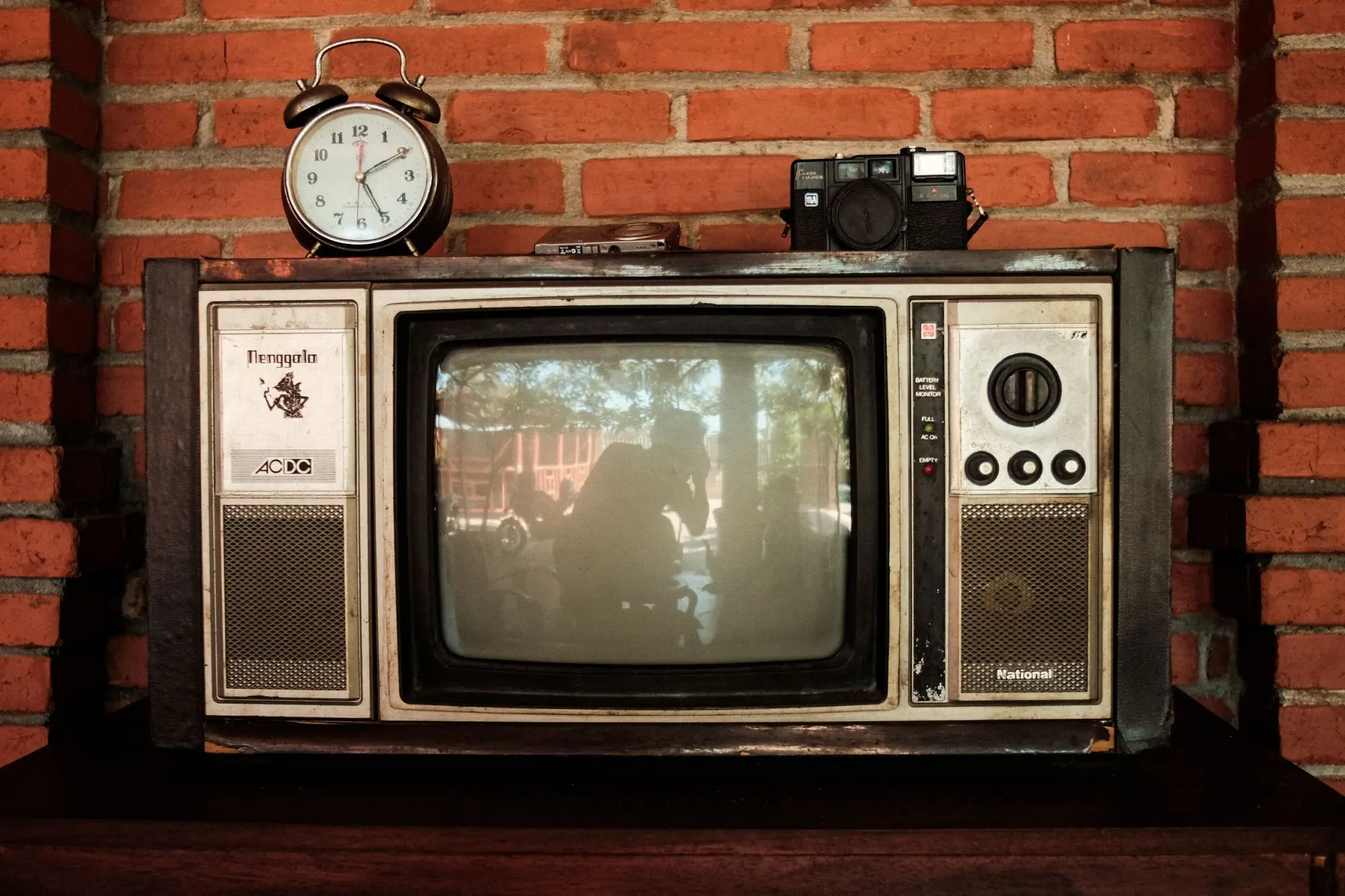 Retro televizor, budík a tranzistorové rádio | TVGURU.cz Retro televizor, budík a tranzistorové rádio