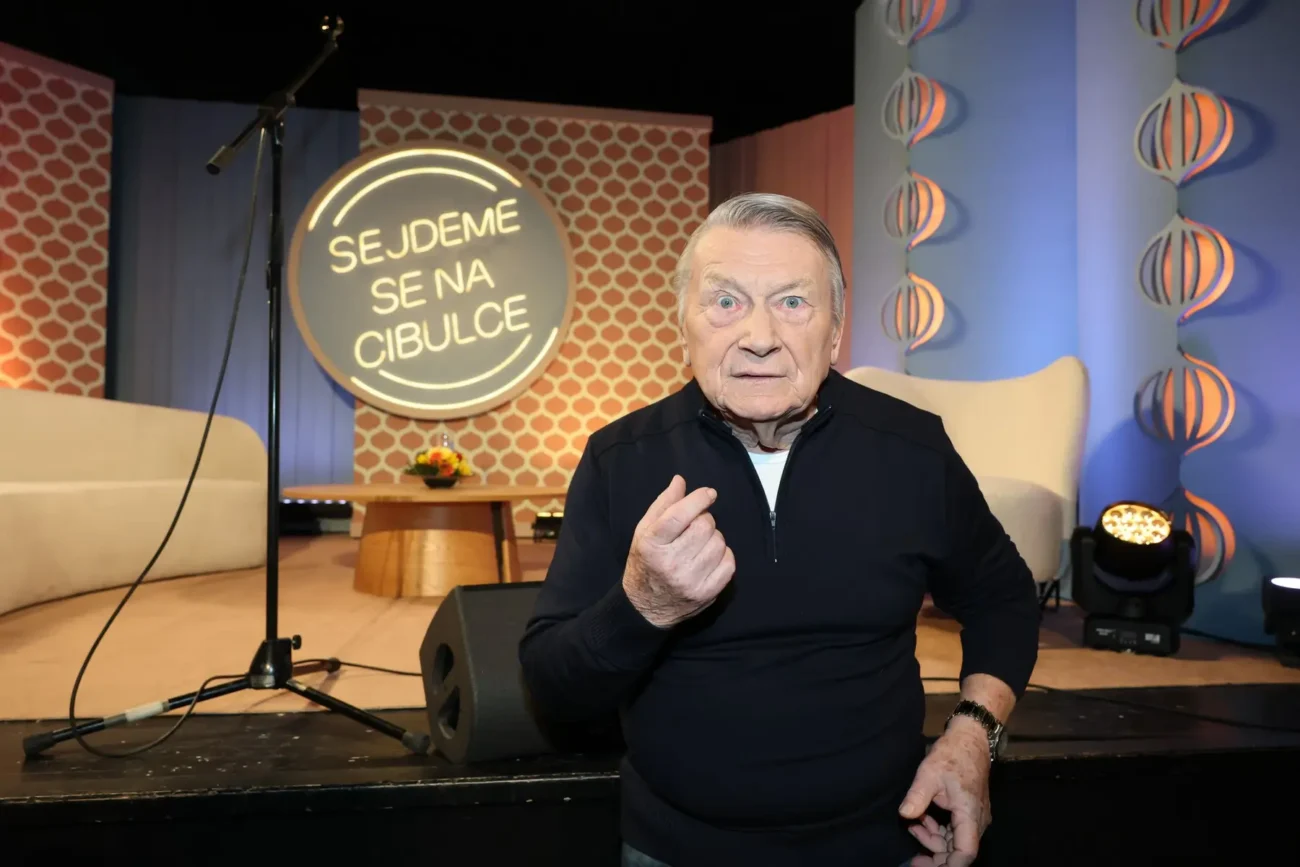 Josef Dvořák stojí u pódia připraveného na talk show. 