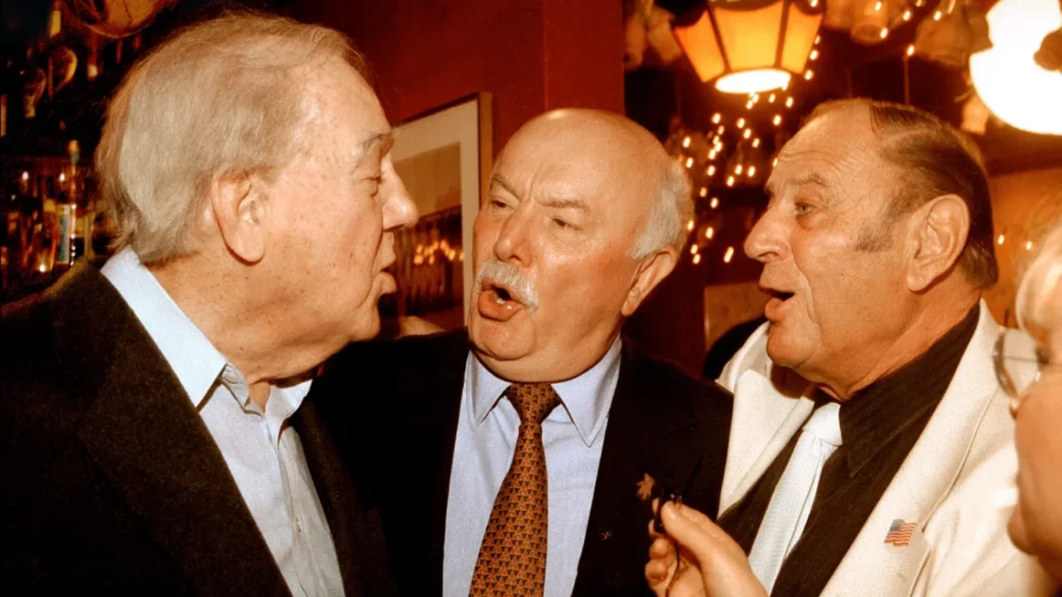 Vosková figurína Karla Maldena v obklopení hereckých kolegů.