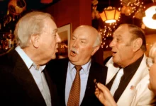 Vosková figurína Karla Maldena v obklopení hereckých kolegů.