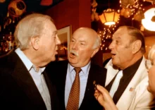 Vosková figurína Karla Maldena v obklopení hereckých kolegů.