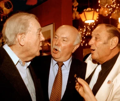 Vosková figurína Karla Maldena v obklopení hereckých kolegů.