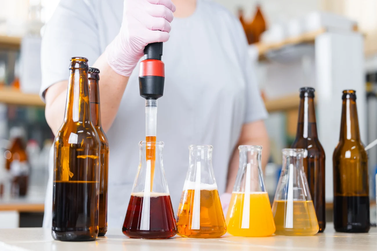 shutterstock_2669630537-min | TVGURU.cz muž pipetou nabírá pivo
