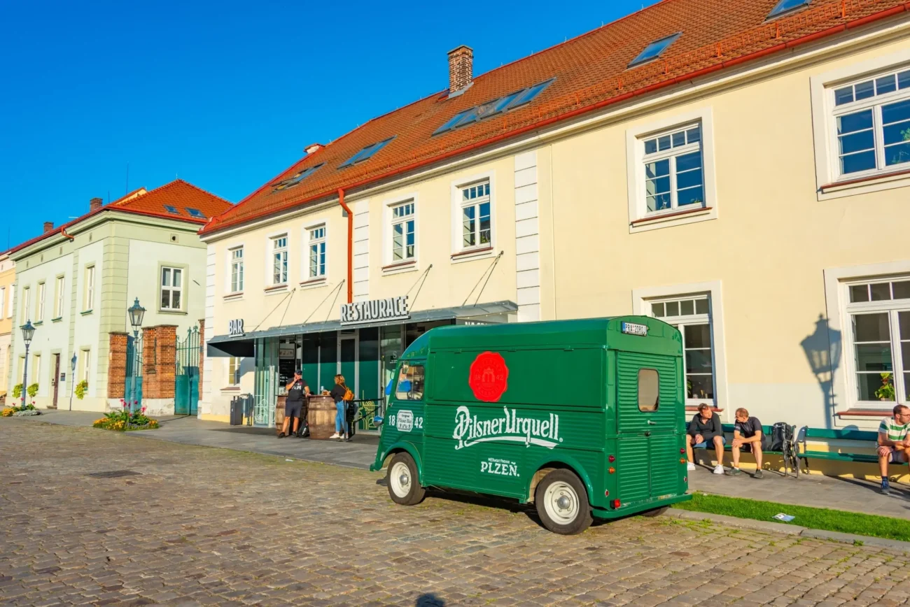 shutterstock_2676987095-min | TVGURU.cz zelené auto stojí před domem