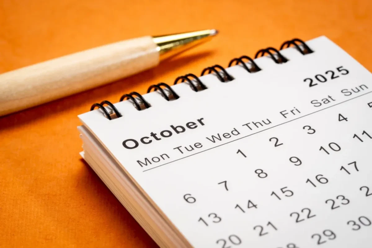 kalendář, vedle něj tužka