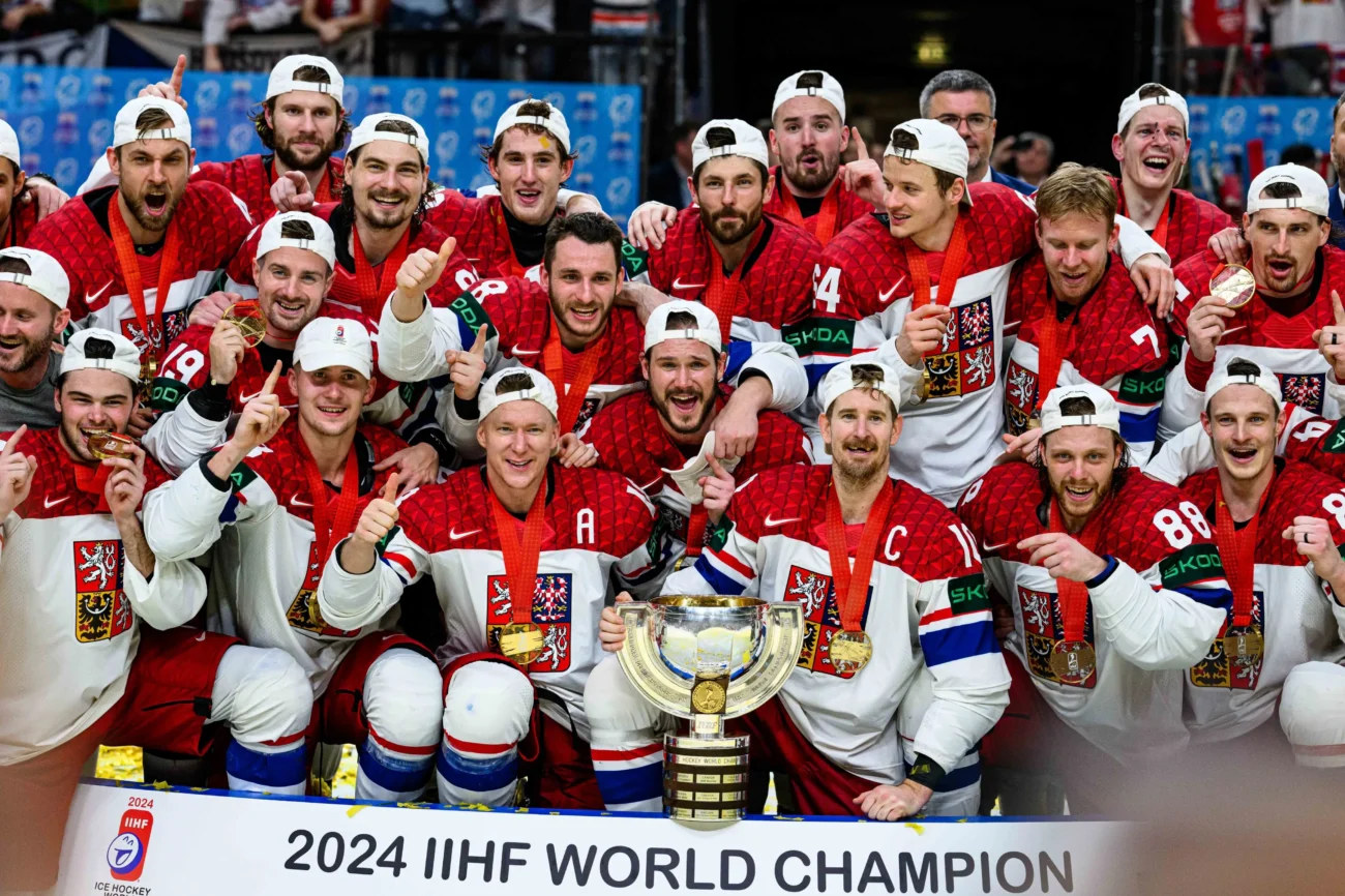 shutterstock_2467938993 1 1 | TVGURU.cz Český národní hokejový tým.