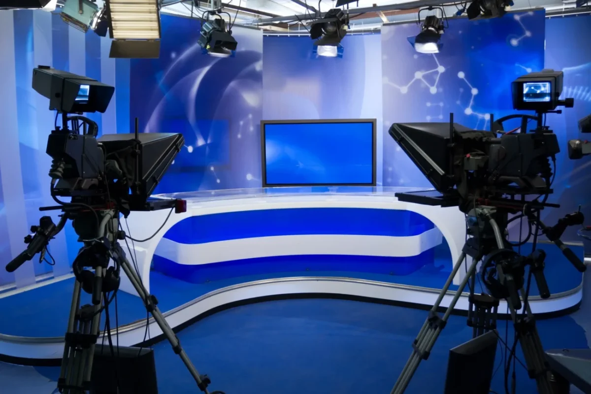Prázdné televizní studio.