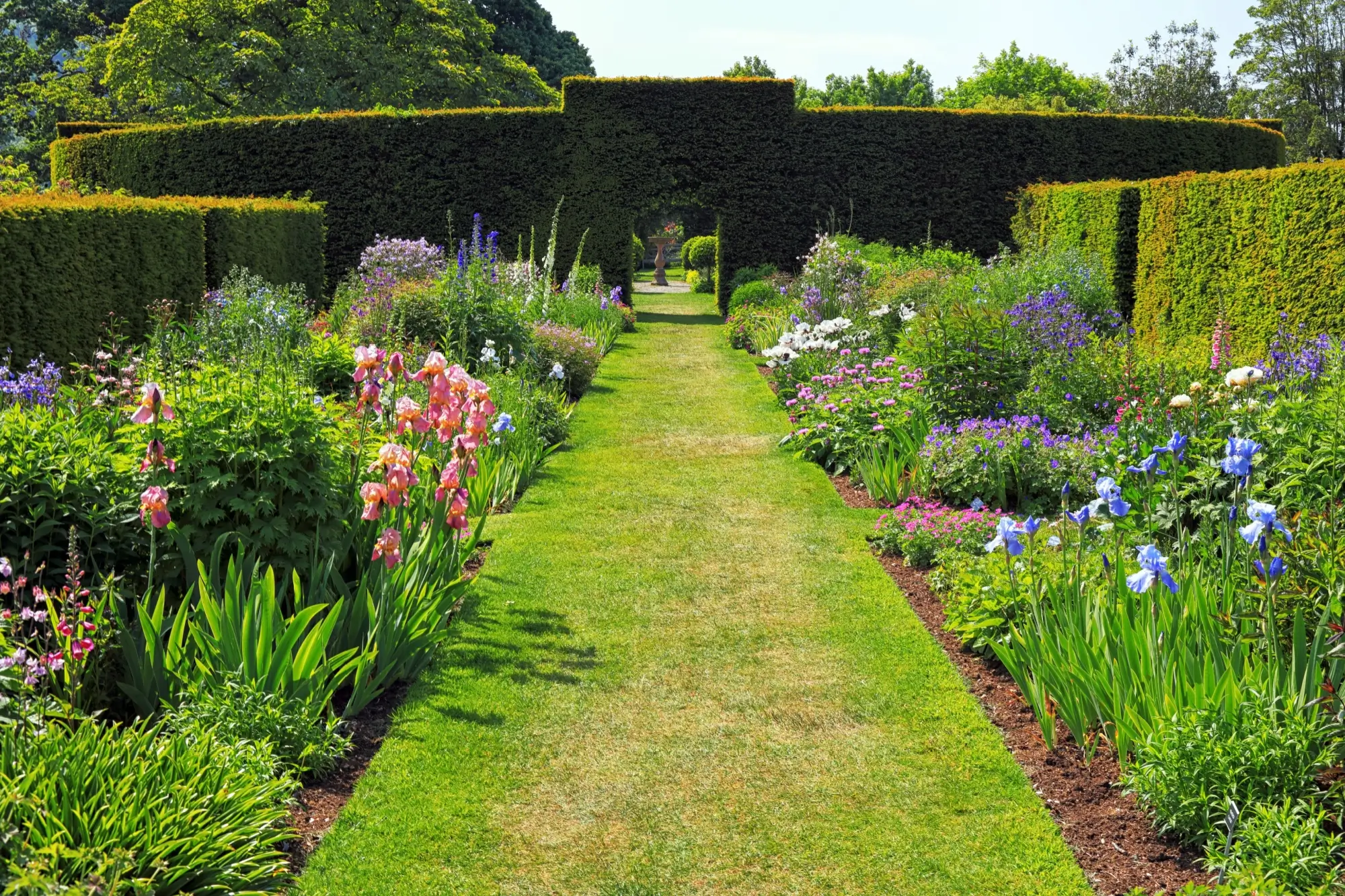 Shutterstock_2589717389 | TVGURU.cz zámecká zahrada