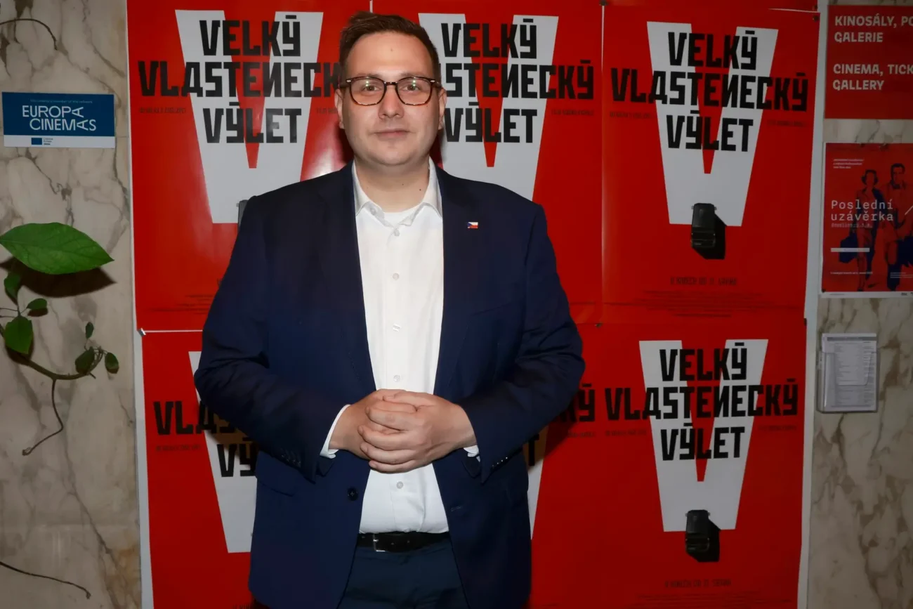 profimedia-1028911377 | TVGURU.cz Jan Lipavský stojící na premiéře filmu Velký vlastenecký výlet