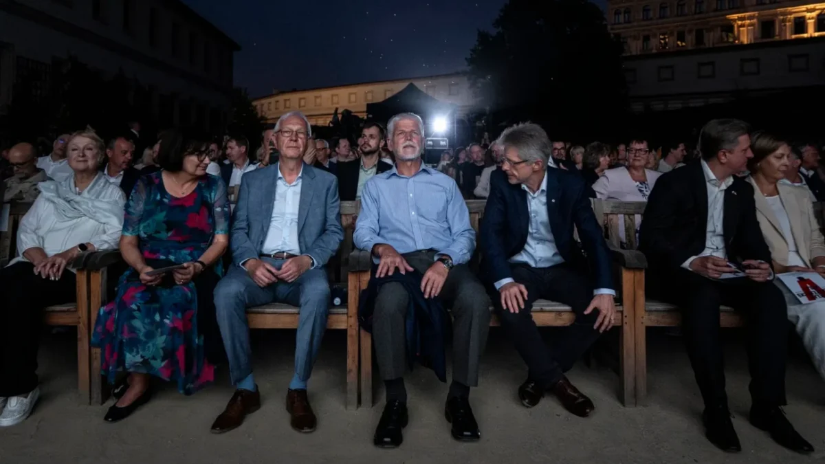 Prezident Petr Pavel společně s dalšími lidmi sedí na premiéře filmu.
