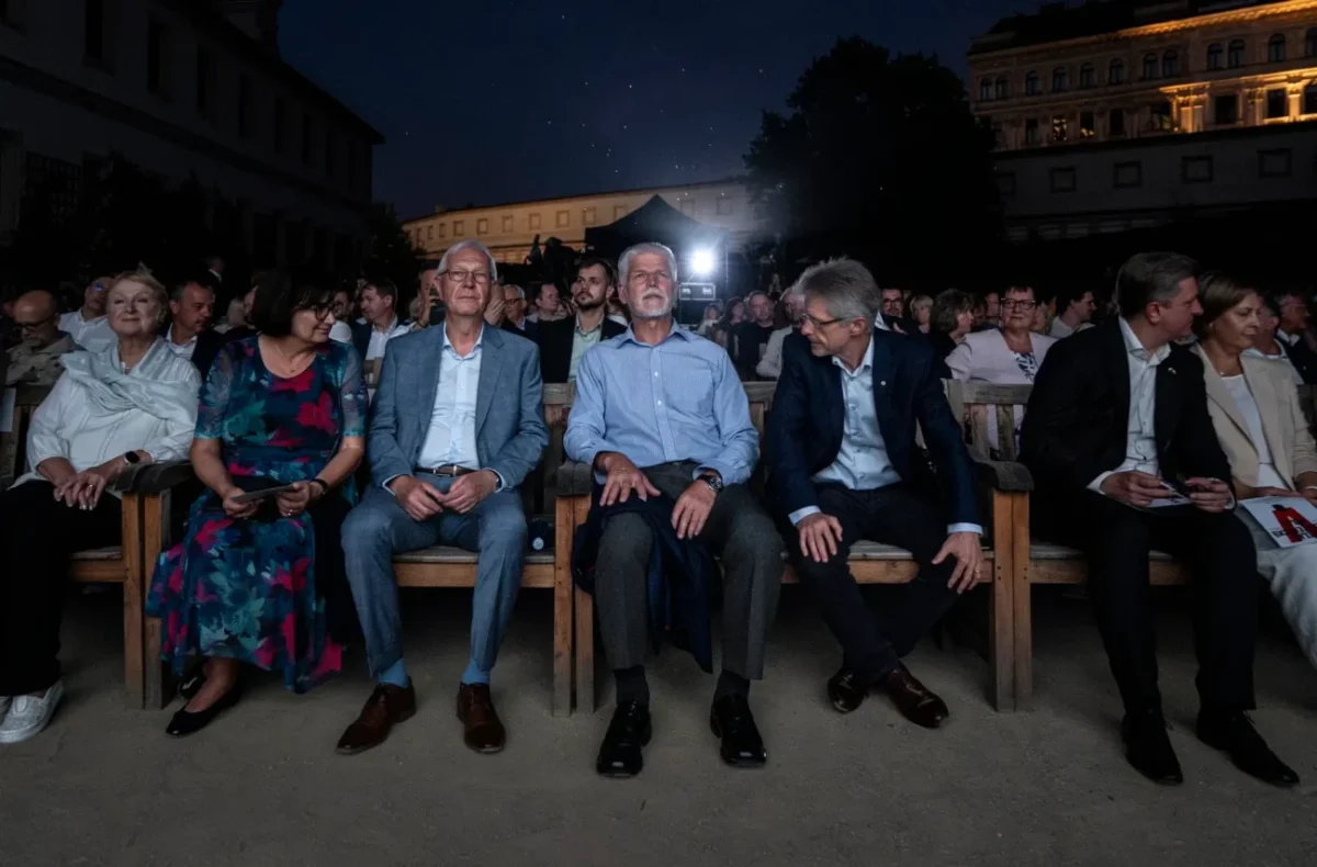 Prezident Petr Pavel společně s dalšími lidmi sedí na premiéře filmu.