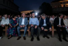 Prezident Petr Pavel společně s dalšími lidmi sedí na premiéře filmu.